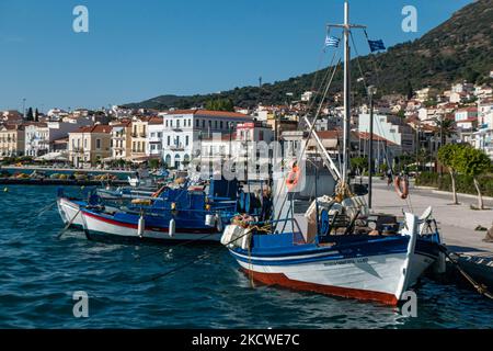 De beaux bateaux de pêche traditionnels en bois amarrés au port de la ville de Samos pendant une journée au soleil et au ciel bleu. La ville de Samos, Katho Vathi est un port naturel, la ville portuaire et la capitale de l'île de Samos et unité régionale connue aussi sous le nom de Vathy, l'ancien nom. Samos ville a été construit au milieu du 18th siècle comme le port de Vathy et a une population de 8100 habitants. Dans les temps anciens, Samos était une cité-État particulièrement riche et puissante, connue pour ses vignobles et sa production de vin, alors que de nos jours l'économie samienne repose sur l'agriculture et l'industrie touristique. Samos est le lieu de naissance de t Banque D'Images