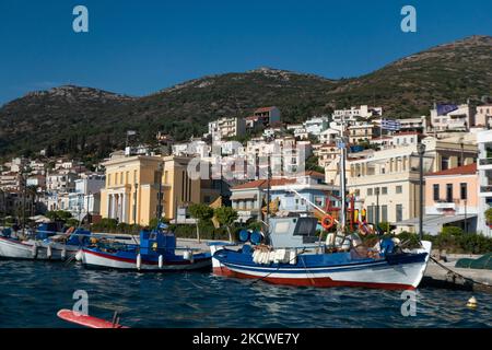 De beaux bateaux de pêche traditionnels en bois amarrés au port de la ville de Samos pendant une journée au soleil et au ciel bleu. La ville de Samos, Katho Vathi est un port naturel, la ville portuaire et la capitale de l'île de Samos et unité régionale connue aussi sous le nom de Vathy, l'ancien nom. Samos ville a été construit au milieu du 18th siècle comme le port de Vathy et a une population de 8100 habitants. Dans les temps anciens, Samos était une cité-État particulièrement riche et puissante, connue pour ses vignobles et sa production de vin, alors que de nos jours l'économie samienne repose sur l'agriculture et l'industrie touristique. Samos est le lieu de naissance de t Banque D'Images