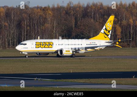 Buzz Boeing 737 MAX 8 comme vu en train de rouler, de décollage et de vol de l'aéroport EIN d'Eindhoven à Varsovie Polan WMI pendant une journée avec le ciel bleu. Le tout nouvel avion Boeing 737 MAX 8-200 a l'enregistrement SP-RZA, vole depuis octobre 2021. Buzz Airline est un transporteur économique, filiale de Ryanair low-cost Airline, Buzz exploite des vols réguliers pour le compte de Ryanair, Et les vols charters en son propre chef, hors de Pologne, Buzz la compagnie aérienne avec le logo de l'abeille a commencé ses opérations en janvier 2020, anciennement appelé Ryanair Sun. L'industrie mondiale de l'aviation tente de récupérer de la negat Banque D'Images