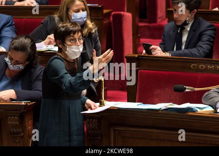 Annick Girardin, ministre de la mer et de la pêche, répond aux critiques virulentes de l'opposition à l'encontre de la crise entre la France et le Royaume-Uni, lors de la session de questions du gouvernement à l'Assemblée nationale à Paris le 23 novembre 2021. (Photo par Andrea Savorani Neri/NurPhoto) Banque D'Images