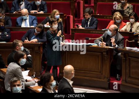 Annick Girardin, ministre de la mer et de la pêche, répond aux critiques virulentes de l'opposition à l'encontre de la crise entre la France et le Royaume-Uni, lors de la session de questions du gouvernement à l'Assemblée nationale à Paris le 23 novembre 2021. (Photo par Andrea Savorani Neri/NurPhoto) Banque D'Images