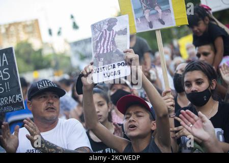 Les gens se rassemblent lors d'une manifestation pour demander justice après le meurtre de Lucas Gonzalez, un joueur de 17 ans du centre de Barracas, abattu par la police municipale, à Buenos Aires, en Argentine, 22 novembre 2021. (Photo de Matías Baglietto/NurPhoto) Banque D'Images