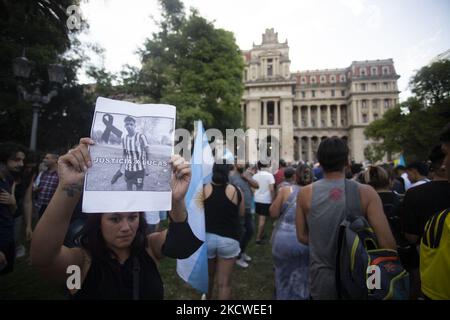 Les gens se rassemblent lors d'une manifestation pour demander justice après le meurtre de Lucas Gonzalez, un joueur de 17 ans du centre de Barracas, abattu par la police municipale, à Buenos Aires, en Argentine, 22 novembre 2021. (Photo de Matías Baglietto/NurPhoto) Banque D'Images