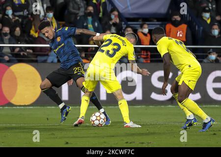 Avant de Manchester United Jadon Sancho (L) en action contre les Moises Gomez Bordonado de Villarreal lors du match de la Ligue des champions entre Villarreal CF et Manchester United au stade de la Ceramica sur 23 novembre 2021. (Photo de Jose Miguel Fernandez/NurPhoto) Banque D'Images