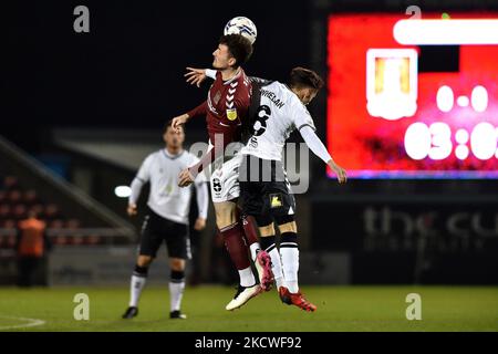 Callum Whelan d'Oldham Athletic se bat avec Paul Lewis de Northampton Town lors du match Sky Bet League 2 entre Northampton Town et Oldham Athletic au PTS Academy Stadium, Northampton, le mardi 23rd novembre 2021. Banque D'Images