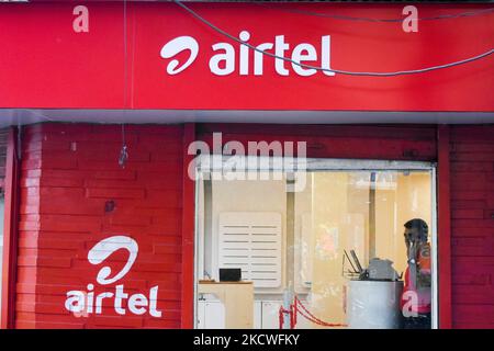 Un magasin Airtel vu à Kolkata , Inde , le 24 novembre 2021 . Bharti Airtel a annoncé qu'il allait augmenter les charges payées d'avance jusqu'à 25 % lundi . Le géant indien des télécommunications a fait cette annonce en ajoutant plus de 3 abonnés Lakh au trimestre de septembre . (Photo par Debarchan Chatterjee/NurPhoto) Banque D'Images