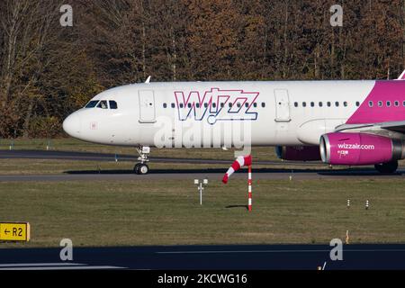 Les avions Wizz Air Airbus A321 vus pendant la phase de transport, de décollage et de vol au départ de l'aéroport d'Eindhoven EIN lors d'une journée d'hiver ensoleillée dans le ciel bleu. W!ZZ Air est une compagnie aérienne hongroise à très faible coût avec les plus grandes bases à l'aéroport de Budapest et l'aéroport de Luton qui desservent 164 aéroports. Le plan A321-200 avec l'inscription du logo sur le côté a l'enregistrement HA-LXV. L'industrie mondiale de l'aviation tente de se remettre de l'impact négatif de la pandémie du coronavirus Covid-19. Eindhoven, pays-Bas sur 22 novembre 2021 (photo de Nicolas Economou/NurPhoto) Banque D'Images