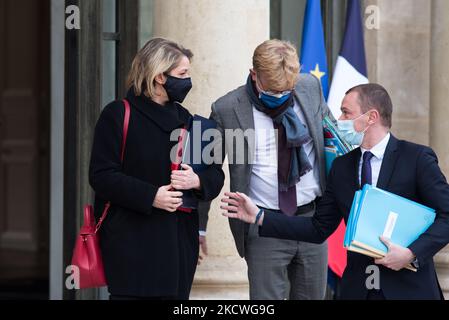 Olivier Dussopt, Vice-Ministre de l'Economie, Marc Fesseau, Vice-Premier Ministre chargé des relations avec le Parlement, et Barbara Pompili, Ministre de la transition écologique, sur les marches du Palais de l'Elysée au moment où ils quittent le Conseil des Ministres, à Paris, le 24 novembre 2021. (Photo par Andrea Savorani Neri/NurPhoto) Banque D'Images