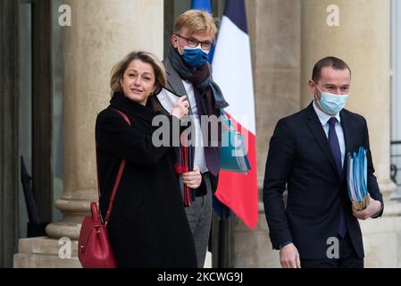 Olivier Dussopt, Vice-Ministre de l'Economie, Marc Fesseau, Vice-Premier Ministre chargé des relations avec le Parlement, et Barbara Pompili, Ministre de la transition écologique, sur les marches du Palais de l'Elysée au moment où ils quittent le Conseil des Ministres, à Paris, le 24 novembre 2021. (Photo par Andrea Savorani Neri/NurPhoto) Banque D'Images