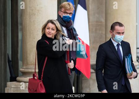 Olivier Dussopt, Vice-Ministre de l'Economie, Marc Fesseau, Vice-Premier Ministre chargé des relations avec le Parlement, et Barbara Pompili, Ministre de la transition écologique, sur les marches du Palais de l'Elysée au moment où ils quittent le Conseil des Ministres, à Paris, le 24 novembre 2021. (Photo par Andrea Savorani Neri/NurPhoto) Banque D'Images