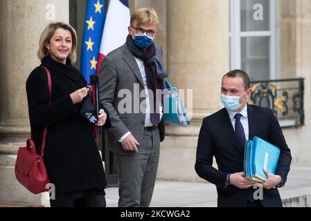 Olivier Dussopt, Vice-Ministre de l'Economie, Marc Fesseau, Vice-Premier Ministre chargé des relations avec le Parlement, et Barbara Pompili, Ministre de la transition écologique, sur les marches du Palais de l'Elysée au moment où ils quittent le Conseil des Ministres, à Paris, le 24 novembre 2021. (Photo par Andrea Savorani Neri/NurPhoto) Banque D'Images