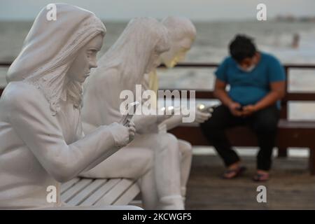 Installation de sculpture 'absorbée par la lumière' conçue par le Gala britannique May Lucas et réalisée par le sculpteur berlinois Karoline Hinz, à Progreso. Mardi, 23 novembre 2021, à Progreso, Yucatan, Mexique. (Photo par Artur Widak/NurPhoto) Banque D'Images