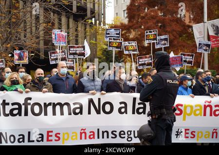 Concentration contre la réforme de la "loi sur les bâillonne", devant la délégation du gouvernement, le 24 novembre 2021 à Madrid, Espagne. Convoquées par la plate-forme "non à l'Espagne non sécurisée" dans différentes villes de la géographie espagnole, les protestations montrent leur répudiation à la réforme de la loi organique 4/2015, de 30 mars, de la protection de la sécurité des citoyens, populairement connu sous le nom de loi bâillon. (Photo par Oscar Gonzalez/NurPhoto) Banque D'Images