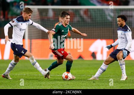 Konstantin Maradishvili (C) de Lokomotiv Moscou vies pour le ballon avec Toma Basic (L) et Felipe Anderson du Latium lors du match de football de l'UEFA Europa League Group E entre le FC Lokomotiv Moscou et SS Lazio sur 25 novembre 2021 à l'arène RZD de Moscou, Russie. (Photo de Mike Kireev/NurPhoto) Banque D'Images