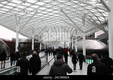 Les gens marchent sur la Fiera Mirano pendant le salon de moto EICMA à Milan, en Italie, sur 25 novembre 2021. (Photo de Jakub Porzycki/NurPhoto) Banque D'Images