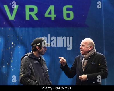 Valentino Rossi et Eric de Seynes lors de l'événement « One More Lap », organisé pour marquer la fin de la carrière MotoGP de Rossi, dans le cadre du salon moto EICMA à Milan, en Italie, sur 25 novembre 2021. (Photo de Jakub Porzycki/NurPhoto) Banque D'Images