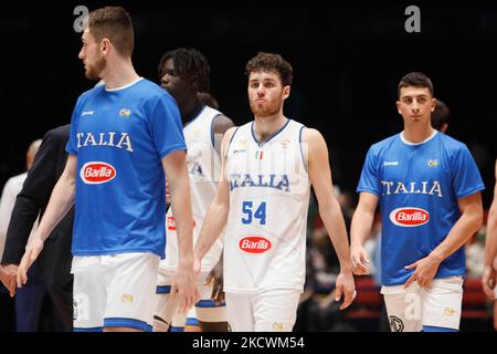 Les joueurs italiens réagissent après avoir perdu le match de qualification de la coupe du monde de basket-ball 2023 de la FIBA entre la Russie et l'Italie sur 26 novembre 2021 au Palais des sports de Yubileyny à Saint-Pétersbourg, en Russie. (Photo de Mike Kireev/NurPhoto) Banque D'Images