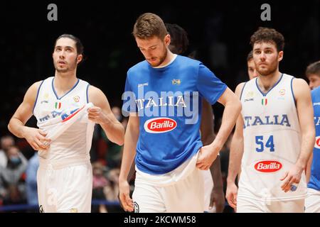 Les joueurs italiens réagissent après avoir perdu le match de qualification de la coupe du monde de basket-ball 2023 de la FIBA entre la Russie et l'Italie sur 26 novembre 2021 au Palais des sports de Yubileyny à Saint-Pétersbourg, en Russie. (Photo de Mike Kireev/NurPhoto) Banque D'Images