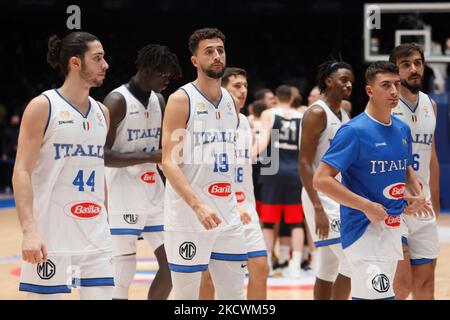 Les joueurs italiens réagissent après avoir perdu le match de qualification de la coupe du monde de basket-ball 2023 de la FIBA entre la Russie et l'Italie sur 26 novembre 2021 au Palais des sports de Yubileyny à Saint-Pétersbourg, en Russie. (Photo de Mike Kireev/NurPhoto) Banque D'Images