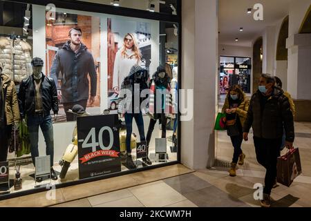 Les gens magasinent dans le centre commercial de Molfetta le dernier jour du Vendredi fou sur 26 novembre 2021. Nombre croissant pour le Black Friday qui ouvre officiellement aujourd'hui, vendredi 26 novembre, la semaine des super réductions dans notre pays: 27 millions d'Italiens sont prêts à faire des achats avec une croissance de 8% des acheteurs par rapport à 2020. C'est la prédiction des Codacons. En haut de la liste d'achats, les produits pour eux-mêmes ou pour la maison et beaucoup joueront à l'avance sur les cadeaux de Noël - explique l'association, soulignant qu'il y a aussi une grande tranche de consommateurs indécis, qui évalueront les achats Banque D'Images