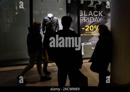 Les gens magasinent dans le centre commercial de Molfetta le dernier jour du Vendredi fou sur 26 novembre 2021. Nombre croissant pour le Black Friday qui ouvre officiellement aujourd'hui, vendredi 26 novembre, la semaine des super réductions dans notre pays: 27 millions d'Italiens sont prêts à faire des achats avec une croissance de 8% des acheteurs par rapport à 2020. C'est la prédiction des Codacons. En haut de la liste d'achats, les produits pour eux-mêmes ou pour la maison et beaucoup joueront à l'avance sur les cadeaux de Noël - explique l'association, soulignant qu'il y a aussi une grande tranche de consommateurs indécis, qui évalueront les achats Banque D'Images