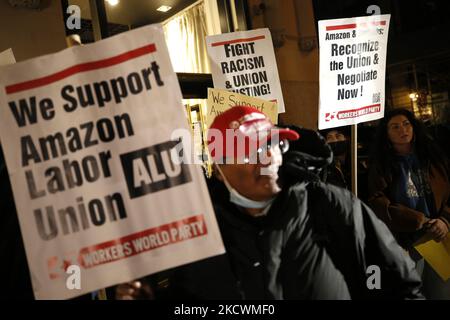 Les manifestants se rassemblent devant la résidence du PDG d'Amazon Jeff Bezos pour réclamer les droits des travailleurs et arrêter l'action syndicale sur 26 novembre 2021 à New York, aux États-Unis. Les travailleurs exigent qu'Amazon arrête les syndicats en refusant aux travailleurs les droits, le respect, les conditions de travail sûres et les lieux de travail exempts de racisme et de harcèlement (photo de John Lamparski/NurPhoto) Banque D'Images