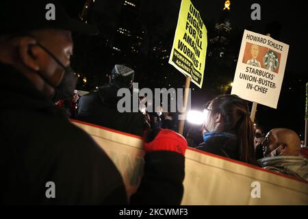 Les manifestants se rassemblent devant la résidence du PDG d'Amazon Jeff Bezos pour réclamer les droits des travailleurs et arrêter l'action syndicale sur 26 novembre 2021 à New York, aux États-Unis. Les travailleurs exigent qu'Amazon arrête les syndicats en refusant aux travailleurs les droits, le respect, les conditions de travail sûres et les lieux de travail exempts de racisme et de harcèlement (photo de John Lamparski/NurPhoto) Banque D'Images