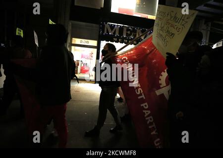 Les manifestants se rassemblent devant la résidence du PDG d'Amazon Jeff Bezos pour réclamer les droits des travailleurs et arrêter l'action syndicale sur 26 novembre 2021 à New York, aux États-Unis. Les travailleurs exigent qu'Amazon arrête les syndicats en refusant aux travailleurs les droits, le respect, les conditions de travail sûres et les lieux de travail exempts de racisme et de harcèlement (photo de John Lamparski/NurPhoto) Banque D'Images