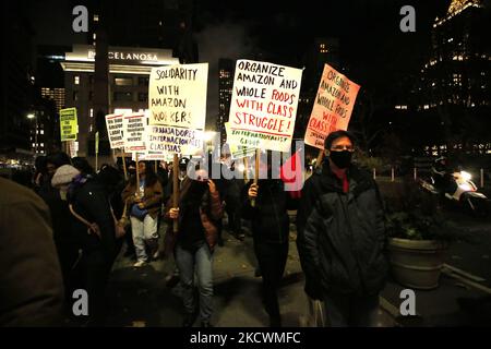 Les manifestants se rassemblent devant la résidence du PDG d'Amazon Jeff Bezos pour réclamer les droits des travailleurs et arrêter l'action syndicale sur 26 novembre 2021 à New York, aux États-Unis. Les travailleurs exigent qu'Amazon arrête les syndicats en refusant aux travailleurs les droits, le respect, les conditions de travail sûres et les lieux de travail exempts de racisme et de harcèlement (photo de John Lamparski/NurPhoto) Banque D'Images