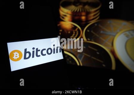 Dans cette photo prise sur 23 novembre 2021, un Bitcoin, la plus grande crypto-monnaie du monde, logo vu sur un smartphone à New Delhi, Inde. Le gouvernement indien prévoit d'introduire un projet de loi pour encadrer les règles pour les crypto-monnaies visant à interdire la monnaie privée tout en fournissant un cadre pour la création d'une monnaie numérique officielle qui sera émise par la RBI (Reserve Bank of India). (Photo de Mayank Makhija/NurPhoto) Banque D'Images