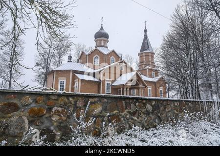 L'église orthodoxe de Saint-Jean-Baptiste est vue pendant la première neige cette année dans la province de Podlasie. Nowa Wola, Pologne sur 23 novembre 2021. (Photo de Beata Zawrzel/NurPhoto) Banque D'Images