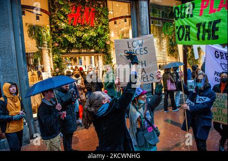 Un groupe d'activistes de la rébellion d'extinction marche le long de la rue commerçante la plus achalandée, tout en tenant des banderoles contre le Vendredi fou et la mode rapide, lors d'un défilé de mode organisé par XR, contre le Vendredi fou à Amsterdam, sur 27 novembre 2021. (Photo par Romy Arroyo Fernandez/NurPhoto) Banque D'Images