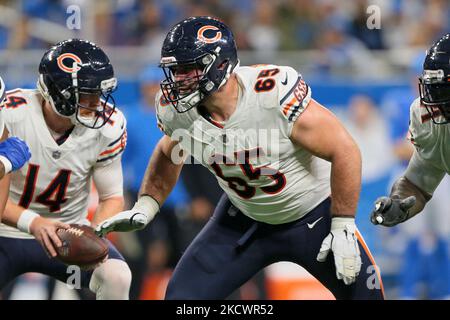 La garde des ours de Chicago Cody Whitehair (65) est vue pendant la deuxième moitié d'un match de football de la NFL contre les Detroit Lions à Detroit, Michigan, États-Unis, jeudi, 25 novembre 2021. (Photo de Jorge Lemus/NurPhoto) Banque D'Images