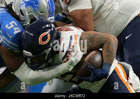 Chicago Bears running back David Montgomery (32) dirige le ballon contre le nez des Lions de Detroit Alim McNeill (54) pendant la deuxième moitié d'un match de football de la NFL à Detroit, Michigan, États-Unis, jeudi, 25 novembre 2021. (Photo de Jorge Lemus/NurPhoto) Banque D'Images