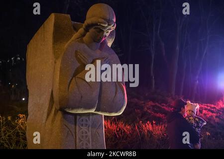 Les gens visitent un monument aux victimes d'Holodomor lors d'une cérémonie de commémoration marquant le 88th anniversaire de la famine de 1932-33, au cours de laquelle des millions de personnes sont mortes de faim, à Kiev, Ukraine 27 novembre 2021 (photo de Maxym Marusenko/NurPhoto) Banque D'Images