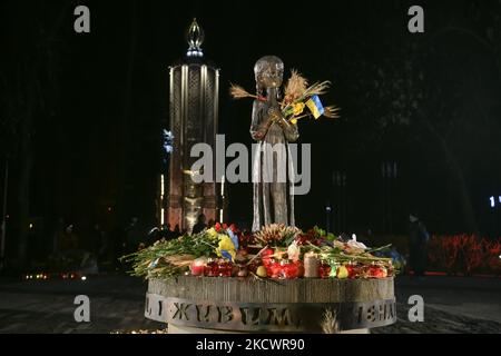 Monument aux victimes d'Holodomor lors d'une cérémonie de commémoration marquant le 88th anniversaire de la famine de 1932-33, au cours de laquelle des millions de personnes sont mortes de faim, à Kiev, Ukraine 27 novembre 2021 (photo de Maxym Marusenko/NurPhoto) Banque D'Images