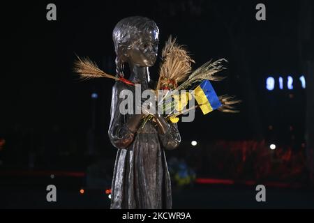 Monument aux victimes d'Holodomor lors d'une cérémonie de commémoration marquant le 88th anniversaire de la famine de 1932-33, au cours de laquelle des millions de personnes sont mortes de faim, à Kiev, Ukraine 27 novembre 2021 (photo de Maxym Marusenko/NurPhoto) Banque D'Images