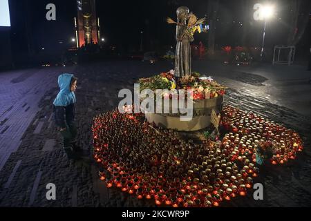 Les gens visitent un monument aux victimes d'Holodomor lors d'une cérémonie de commémoration marquant le 88th anniversaire de la famine de 1932-33, au cours de laquelle des millions de personnes sont mortes de faim, à Kiev, Ukraine 27 novembre 2021 (photo de Maxym Marusenko/NurPhoto) Banque D'Images