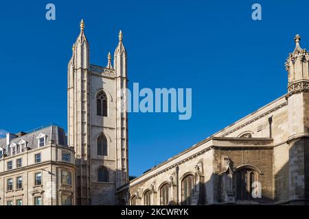 La tour de l'église St Mary Aldermary sur la rue Queen Victoria dans la ville de Londres, reconstruite dans le style gothique par Sir Christopher Wren Banque D'Images