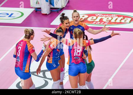 L'équipe Monza célèbre après avoir obtenu un point lors du match de volley-ball italien série A1 femmes Bosca S.Bernardo Cuneo vs Vero Volley Monza sur 28 novembre 2021 à la Pala UBI Banca à Cuneo, Italie (photo de Danilo Vigo/LiveMedia/NurPhoto) Banque D'Images