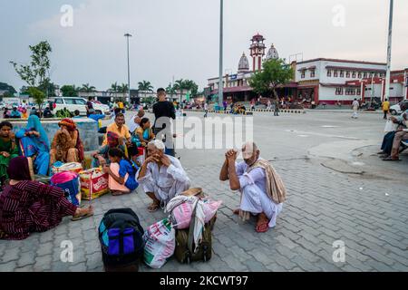 4 juillet 2022 Haridwar Inde. La gare de Haridwar avec des gens assis tout autour dans l'attente. Banque D'Images