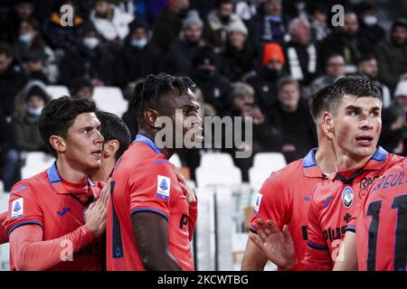 Atalanta Forward Duvan Zapata (91) fête avec ses coéquipiers après avoir marquant son but du faire 0-1 pendant la série Un match de football n.14 JUVENTUS - ATALANTA sur 27 novembre 2021 au stade Allianz à Turin, Piémont, Italie. Résultat final: Juventus-Atalanta 0-1. (Photo de Matteo Bottanelli/NurPhoto) Banque D'Images