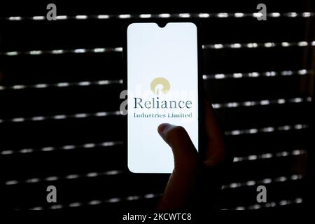 Dans cette illustration, une compagnie pétrolière Reliance Industries Limited est affichée sur un écran de smartphone à Athènes, Grèce sur 28 novembre 2021. (Photo de Nikolas Kokovovlis/NurPhoto) Banque D'Images