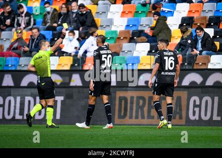 L'arbitre du match Francesco Meraviglia montre carte jaune à Nahuel Molina (Udinese) pendant le football italien série A match Udinese Calcio vs CFC Gênes sur 28 novembre 2021 au stade Frioul - Dacia Arena à Udine, Italie (photo de Ettore Griffoni/LiveMedia/NurPhoto) Banque D'Images