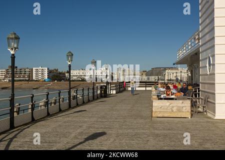 Terrasse café et restaurant au bout de la jetée à Worthing dans West Sussex, Angleterre. Avec des personnes assises à des tables. Banque D'Images