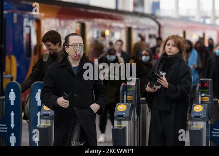 LONDRES, ROYAUME-UNI - 29 NOVEMBRE 2021 : les navetteurs arrivent à la gare de Waterloo pendant l'heure de pointe du matin avant l'introduction de mesures destinées à ralentir la propagation de la nouvelle variante du coronavirus, Omicron, qui semble être plus transmissible sur 29 novembre 2021 à Londres, en Angleterre. À partir de demain, les revêtements de visage deviendront obligatoires dans les magasins et dans les transports en commun en Angleterre, les tests PCR seront réintroduits pour les arrivées au Royaume-Uni et les contacts des cas suspects devront s'isoler indépendamment du statut de vaccination. (Photo de Wiktor Szymanowicz/NurPhoto) Banque D'Images