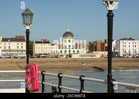 Le Dome Cinema et ses boutiques et cafés en bord de mer à Worthing, dans le West Sussex, en Angleterre. Avec plage de galets, vue depuis la jetée. Banque D'Images