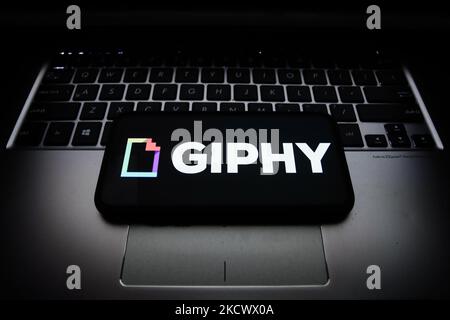 Le logo Giphy est affiché sur un écran de téléphone et un clavier d'ordinateur portable sur cette photo prise à Cracovie, en Pologne, sur 29 novembre 2021 (photo de Jakub Porzycki/NurPhoto) Banque D'Images