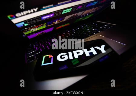 Le logo Giphy affiché sur un écran de téléphone et le site Web Giphy affiché sur un écran d'ordinateur portable sont vus dans cette illustration prise à Cracovie, Pologne sur 29 novembre 2021 (photo de Jakub Porzycki/NurPhoto) Banque D'Images