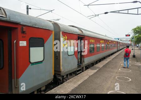 4 juillet 2022 Jammu-et-Cachemire Inde..14609 RISHIKESH - SMVD KATRA Hemkunt Express à la plate-forme ferroviaire avec des marques de distanciation sociale sur le plancher Banque D'Images